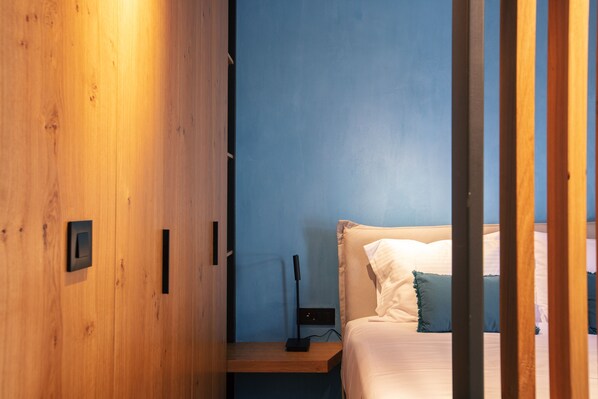 In-room safe, soundproofing, free WiFi, bed sheets