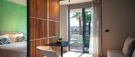 独特三人房 | 起居区 | 平板电视