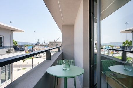 Deluxe Triple Room | Living area | Flat-screen TV