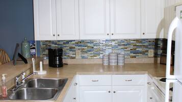 Kylskåp, mikrovågsugn, ugn och spishäll