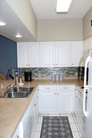 Kylskåp, mikrovågsugn, ugn och spishäll