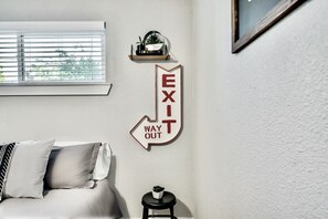 2 bedrooms, desk, iron/ironing board, travel crib - Global Cup The Eastside Flat ARBORETUM TICKETS INCLUDED (Dallas)