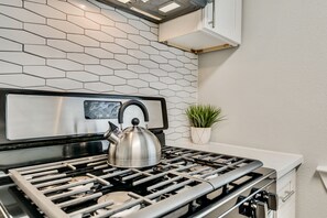 Fridge, microwave, oven, stovetop - Global Cup The Eastside Flat ARBORETUM TICKETS INCLUDED (Dallas)