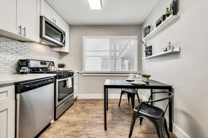 Fridge, microwave, oven, stovetop - Global Cup The Eastside Flat ARBORETUM TICKETS INCLUDED (Dallas)