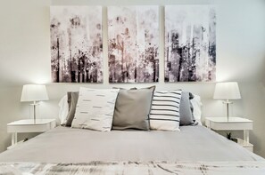 2 Schlafzimmer, Schreibtisch, Bügeleisen/Bügelbrett, Reisekinderbett