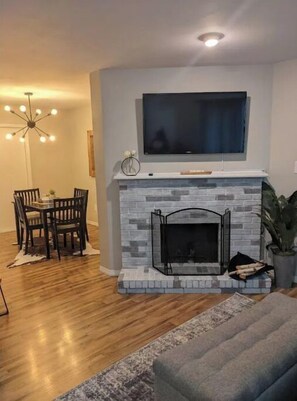 Fireplace - Cute & Cozy 2 Bed Townhouse with 2 Car Garage (Cheyenne)