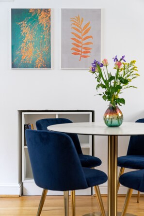 Dining - JOIVY Chic & Modern 2-Bed Flat W/ Patio In Pimlico (London)