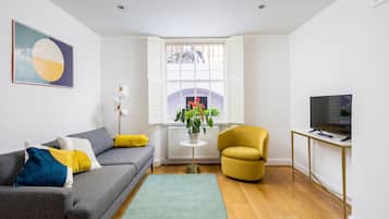 Appartement, 2 slaapkamers, patio | Woonruimte | Een televisie
