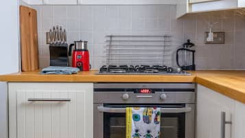 Appartement, 2 slaapkamers, patio | Privékeuken | Een koelkast/vriezer, een magnetron, een oven, een kookplaat