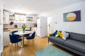 Apartment, 2 Bedrooms, Patio | Private kitchen | Full-sized fridge, microwave, oven, stovetop - JOIVY Chic & Modern 2-Bed Flat W/ Patio In Pimlico (London)