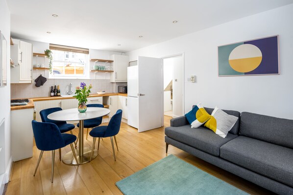 Private kitchen - JOIVY Chic & Modern 2-Bed Flat W/ Patio In Pimlico (London)