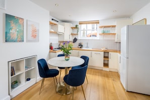 Apartment, 2 Bedrooms, Patio | Private kitchen | Full-size fridge, microwave, oven, stovetop - JOIVY Chic & Modern 2-Bed Flat W/ Patio In Pimlico (London)