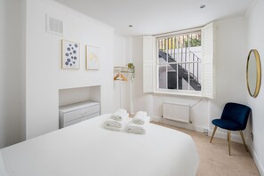 2 bedrooms, iron/ironing board, free WiFi, bed sheets - JOIVY Chic & Modern 2-Bed Flat W/ Patio In Pimlico (London)
