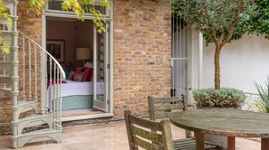 Exterior - JOIVY Elegant 3-Bed Flat W/ Private Garden In Notting Hill (London)