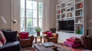 Departamento, 3 habitaciones | Área de sala de estar | Televisión de pantalla plana 