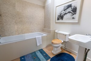 Departamento, 2 habitaciones | Baño | Amenidades de baño gratuitas, secadora de cabello, shampoo