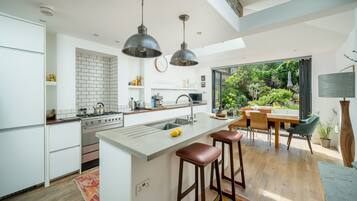 House, 2 Bedrooms | Private kitchen | Fridge, microwave, oven, stovetop