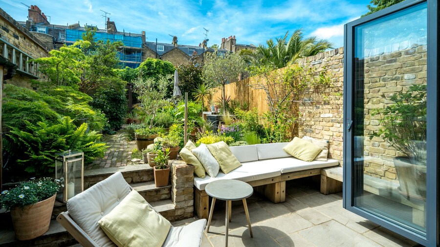 JOIVY Contemporary 2-Bed House W/ Private Garden