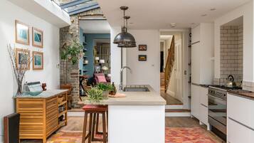 House, 2 Bedrooms | Private kitchen | Fridge, microwave, oven, stovetop