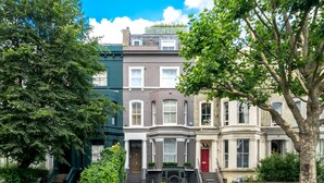 A row of three-story townhouses with a parked SUV in front. - JOIVY Stylish 2-Bed Flat W/ Private Garden In Notting Hill, (London)