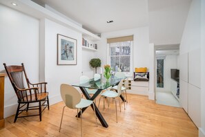 Apartment, 2 Schlafzimmer | Essbereich im Zimmer