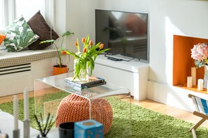 Appartement, 2 chambres | Coin séjour | Télévision de 24 pouces avec chaînes par câble