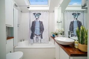 Bathroom - JOIVY Captivating 2-Bed Flat In Shepherd'S Bush (London)