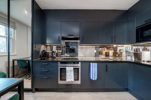 ثلاجة، ميكروويف، فرن، موقد طهي مسطح