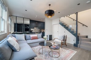 تلفزيون بحجم 24-بوصة يعرض قنوات تلفزيونية باشتراك مدفوع