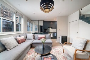 24-inch TV with cable channels - JOIVY Chic Mews house in S Kensington (London)