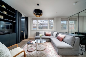 24-inch TV with cable channels - JOIVY Chic Mews house in S Kensington (London)