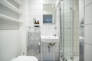 Casa, 4 quartos | Banheiro | Produtos de toalete grátis, secador de cabelo