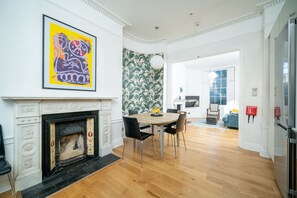 Casa, 4 habitaciones | Zona de estar | Televisión de 24 pulgadas con canales por cable