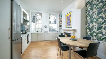 House, 4 Bedrooms | Private kitchen | Fridge, microwave, oven, stovetop