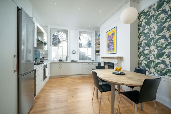 Maison, 4 chambres | Cuisine privée | Réfrigérateur, four à micro-ondes, un four, surface de cuisson
