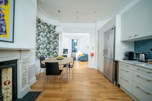 Maison, 4 chambres | Aire de séjour | Téléviseur de 24 po avec télévision par câble