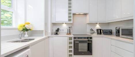 Apartment, 2 Bedrooms | Private kitchen | Fridge, microwave, oven, stovetop