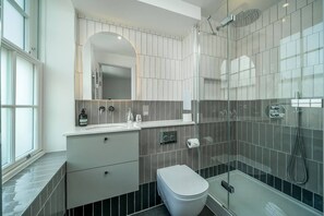 Apartment, 3 Bedrooms | Bathroom | Free toiletries, hair dryer - Charming apartment near Holland Park (London)