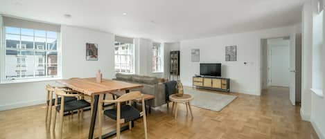 Departamento, 3 habitaciones | Área de sala de estar | Televisión de 24 pulgadas con canales por cable