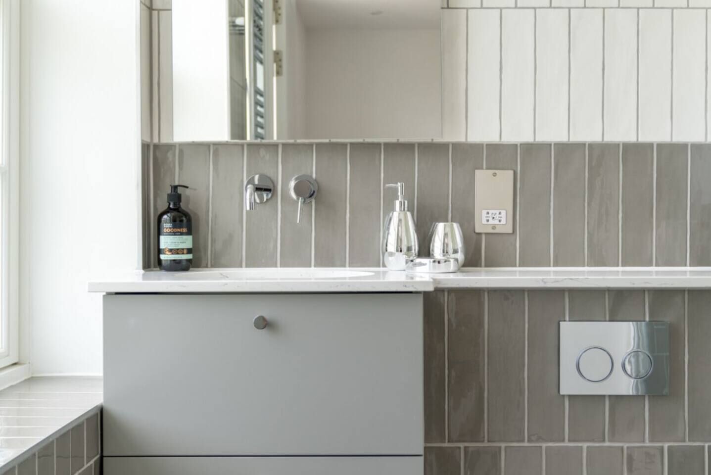 Apartment, 3 Bedrooms | Bathroom | Free toiletries, hair dryer