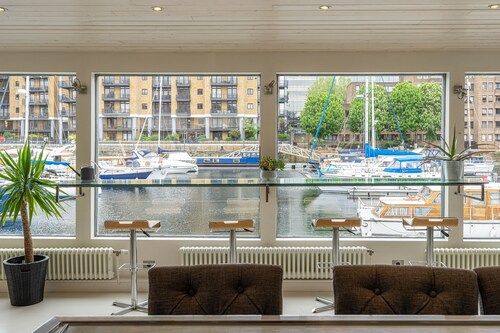 JOIVY Stunning 5-Bed Boathouse On The River Thames