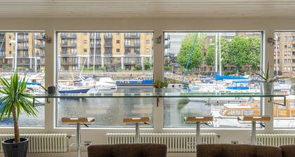 JOIVY Stunning 5-Bed Boathouse On The River Thames