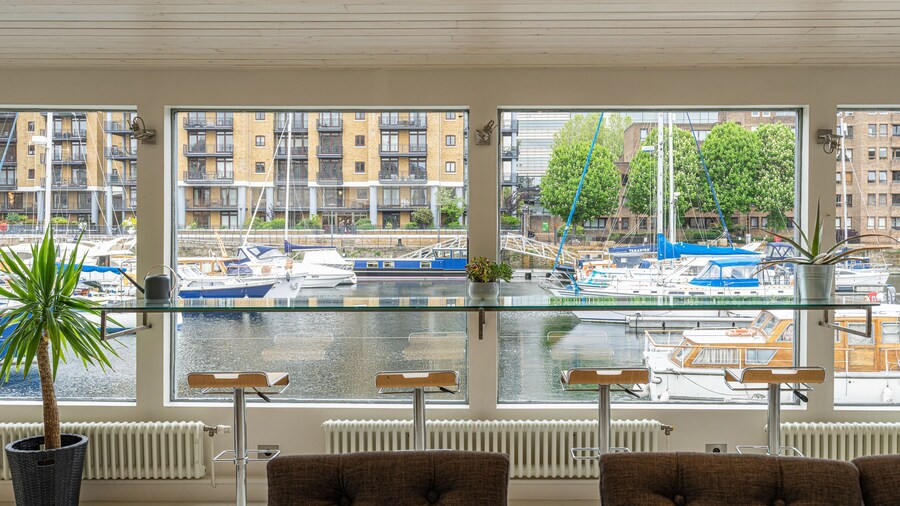 JOIVY Stunning 5-Bed Boathouse On The River Thames