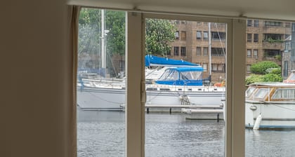 JOIVY Stunning 5-Bed Boathouse On The River Thames