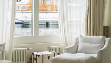 Mobile Home, 5 Bedrooms (House Boat) | 5 bedrooms, iron/ironing board, free WiFi, bed sheets