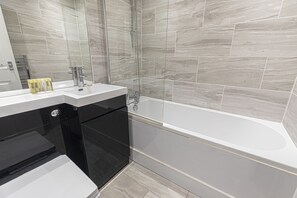 Apartment, 2 Schlafzimmer | Badezimmer | Kostenlose Toilettenartikel, Haartrockner