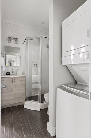 Dusche, Haartrockner, Bidet, Handtücher