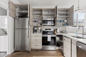 GroĂer KĂŒhlschrank, Mikrowelle, Ofen, Herdplatte