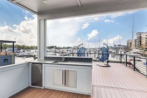 Eine moderne Küche mit einem großen Fenster mit Blick auf einen Jachthafen.