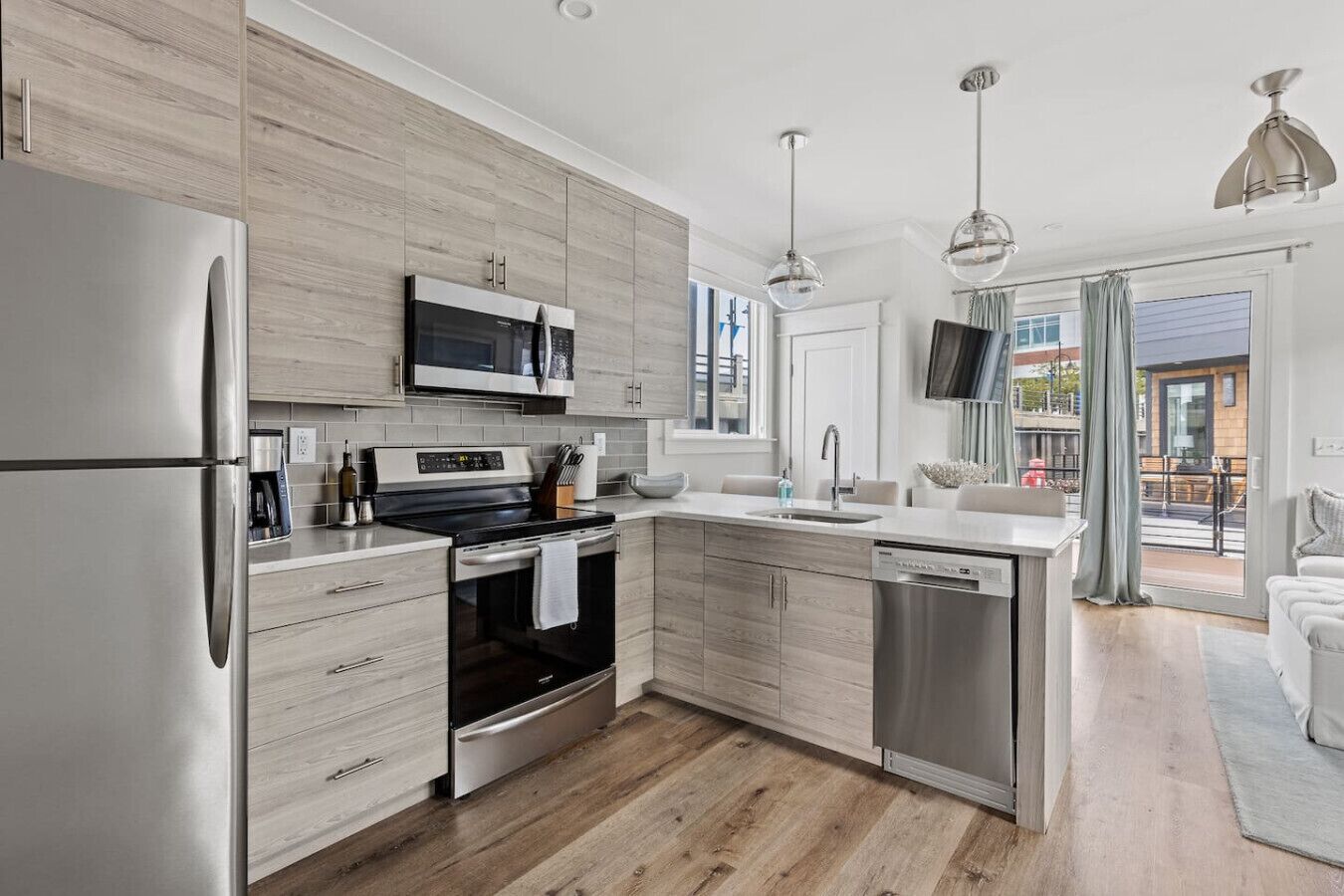 Full-size fridge, microwave, oven, stovetop